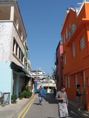 Le village avec ses rues colorées