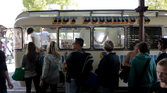 Melbourne, Queen Victoria Market, hot doughnuts