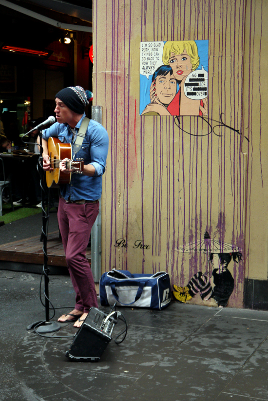 Melbourne, street singer in CBD's lanes