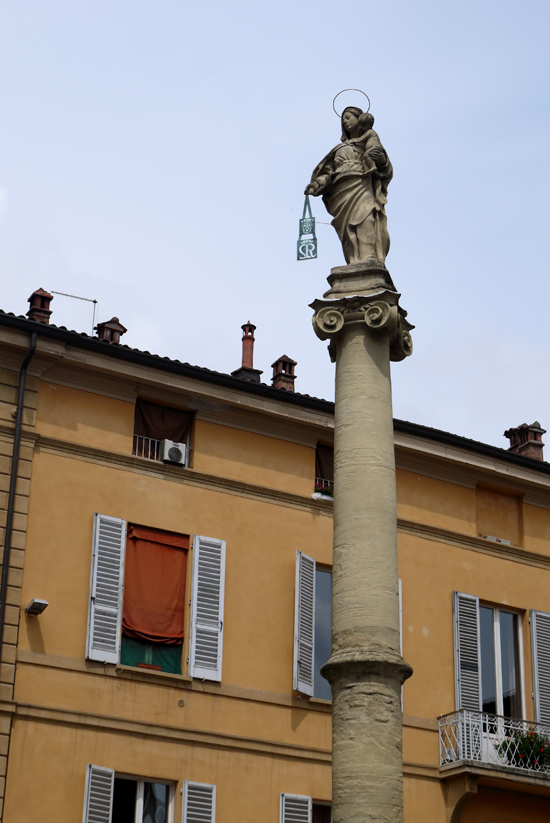 Bologna, Santa Maria statue