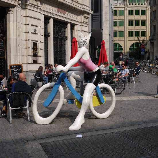 Bruxelles, statue de chatte à vélo