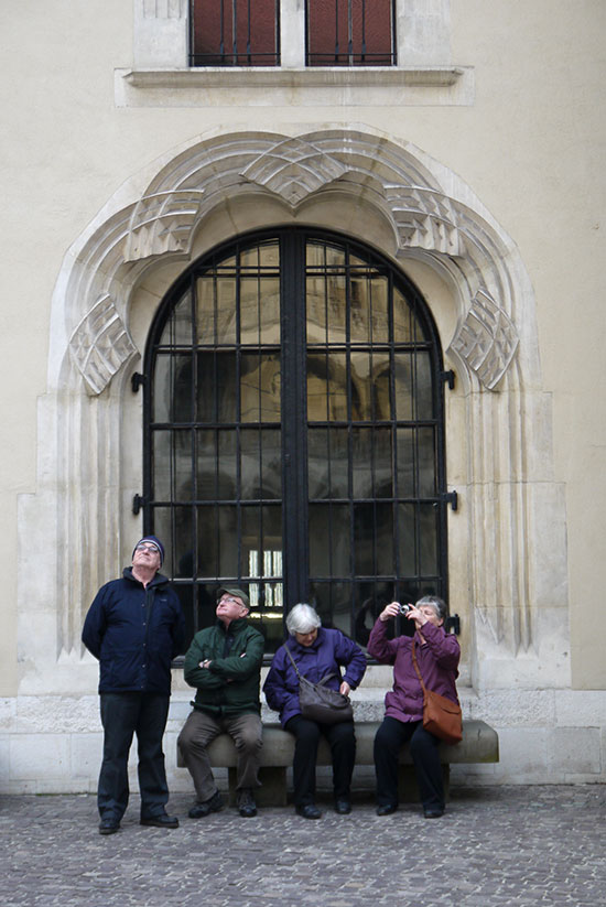 Krakow, tourists at Wawel castle