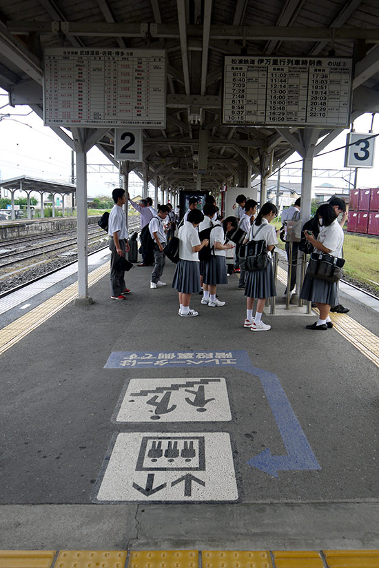 Arita train station and students
