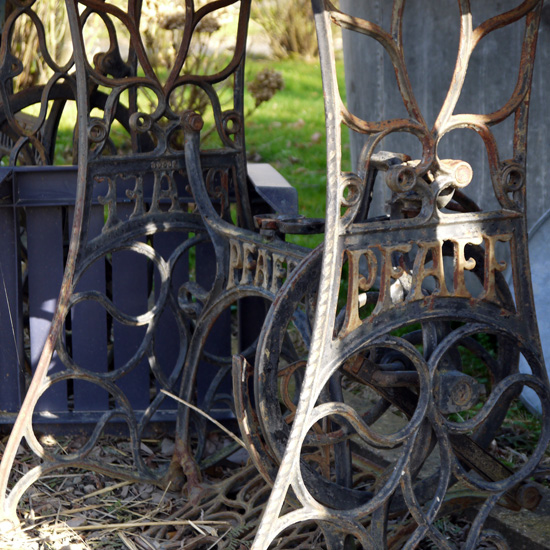 Normandie, vieille machine à coudre, brocante