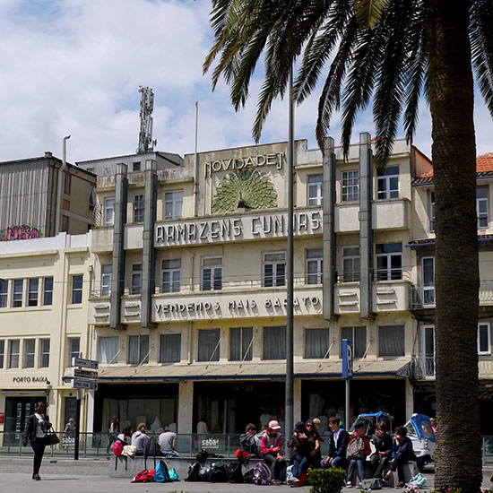Porto, Aamazens Cunhas art deco facade